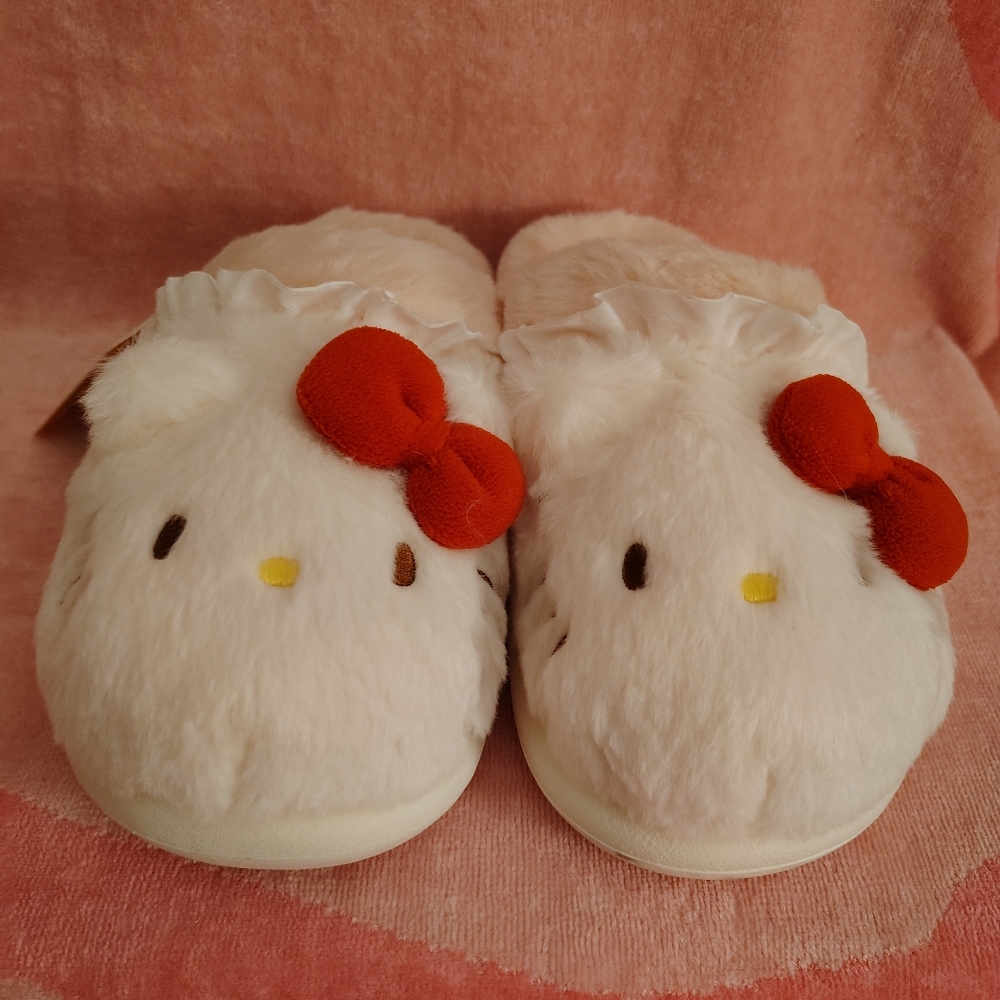 EXCLUSIVE NEW RELEASE- Hello Kitty Officially Licensed Slippers - US Size 8-9 - Picture 6 of 9
